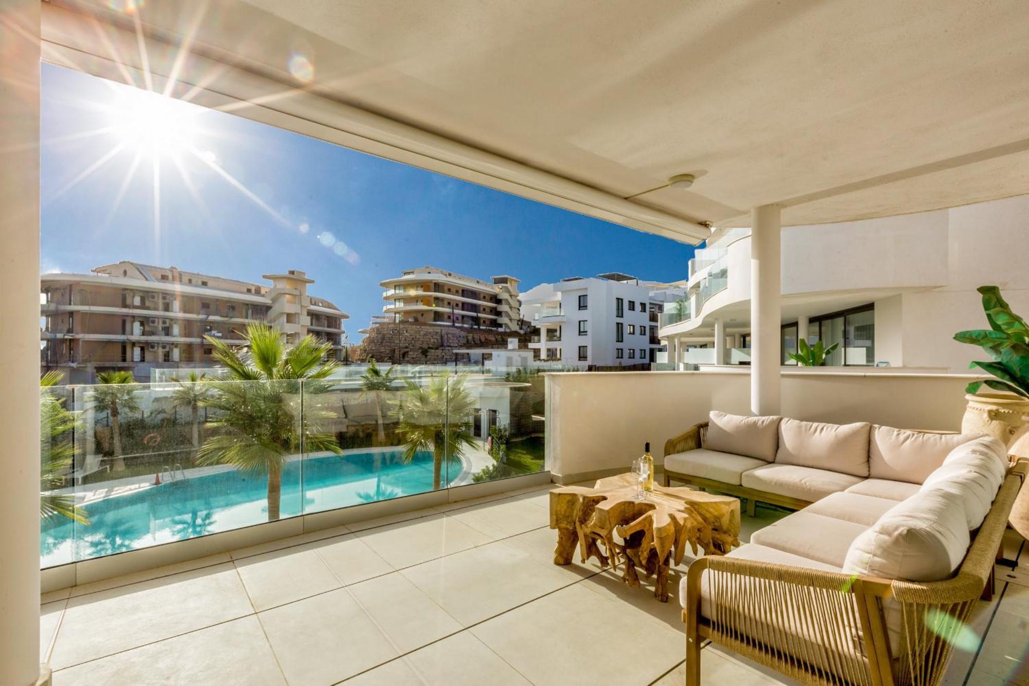 Vivi Homes - Terra Higueron Luxury, Terrace & Pool Apartment
